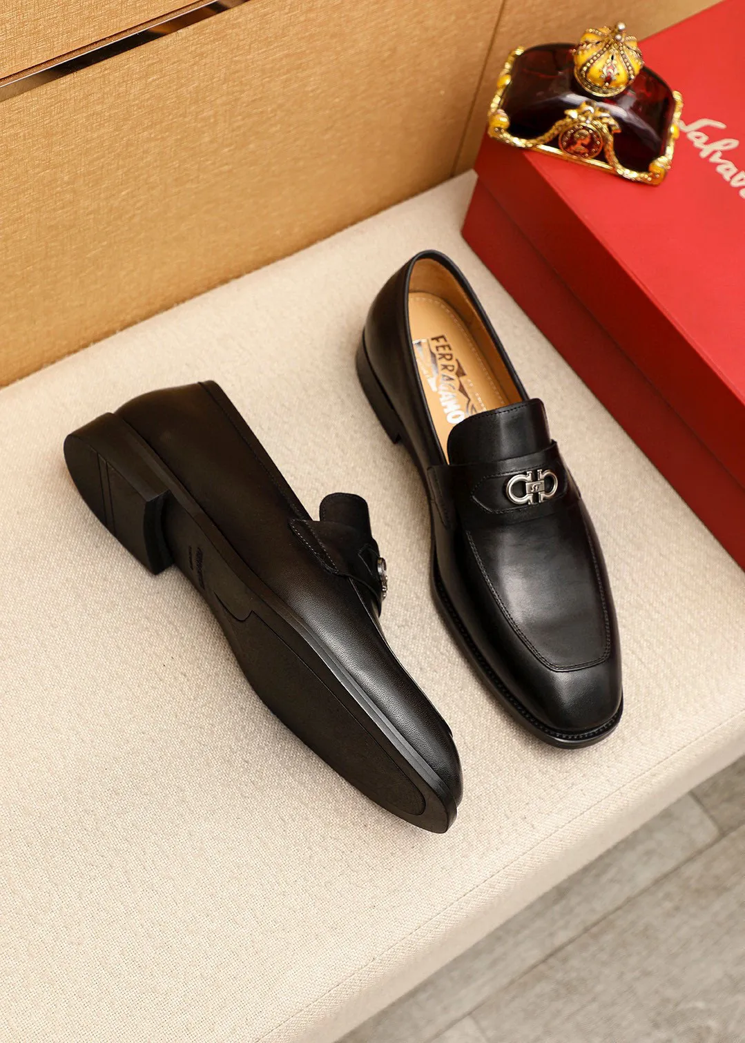 Men's shoes 💰460 💐 Product trademark: Ferragamo "Ferragamo" casual leather shoes Regular size: 38-44 (45.46🉑️customized) Product materials: Selected imported first-layer cowhide upper + luxury hardware buckle, imported water-dyed cowhide leather lining. Strong three-dimensional visual effect, original rubber outsole Color: 1⃣️color optional